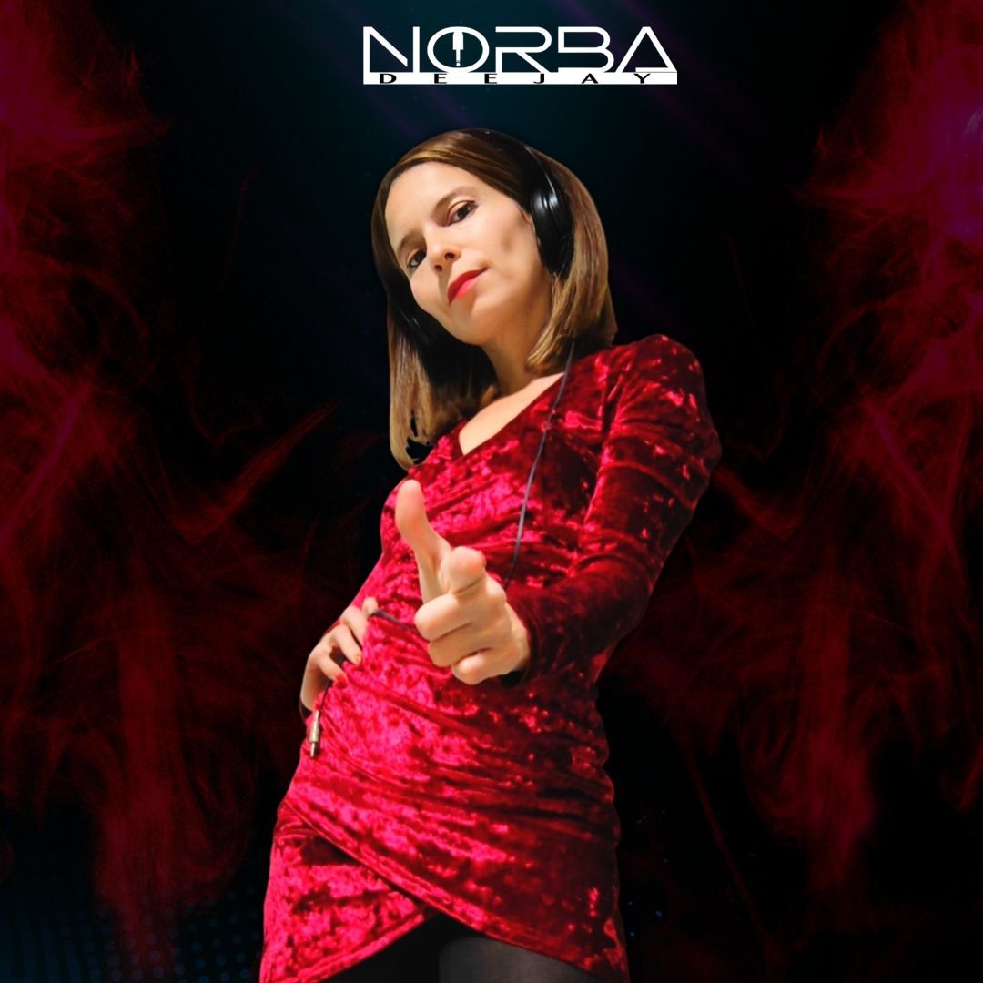 Mujer con vestido rojo señalando con el dedo. Texto