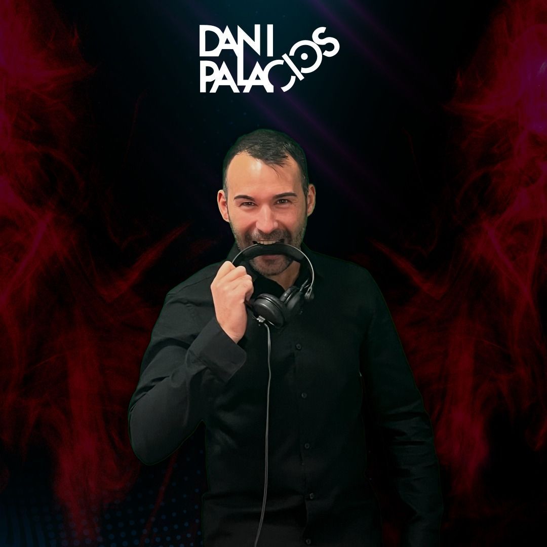 DJ Dani Palacios, auriculares mordedores, sonriente, camiseta oscura, fondo negro y rojo.