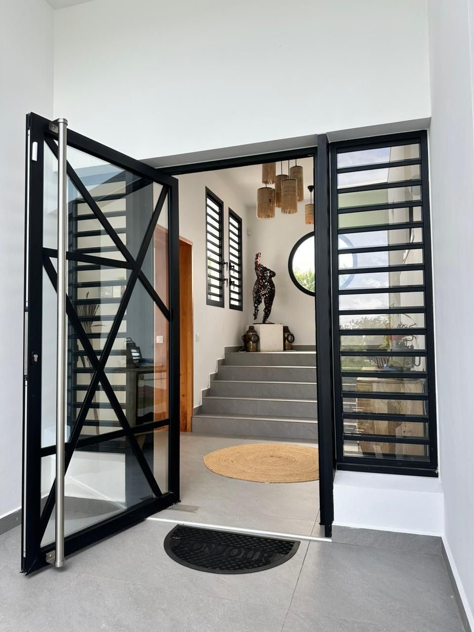 Ensemble de porte et de jalousies noires