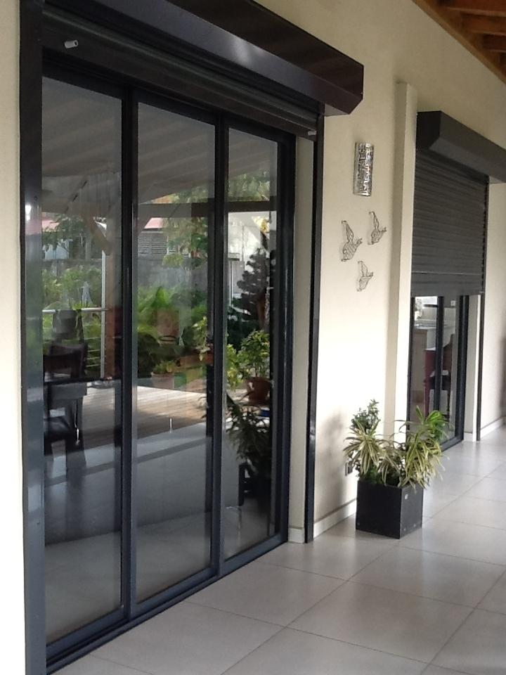 Baie vitrée et volets roulants