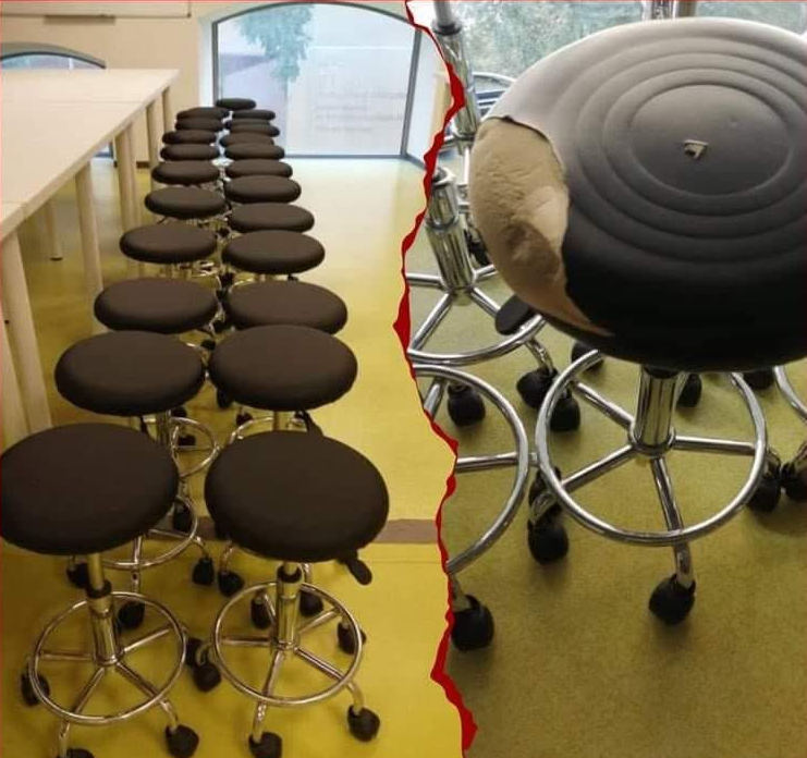 Vue partagée de tabourets de bar noirs et d'un tabouret noir abîmé.