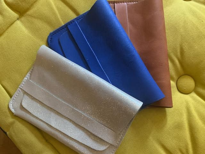 Des échantillons de tissu bleu, beige et marron disposés en éventail sur un fond matelassé jaune.