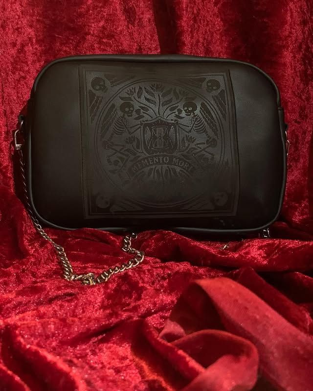 Pochette noire brodée sur velours rouge avec bandoulière chaîne dorée