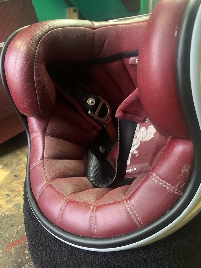 Casque de moto, intérieur en cuir rouge.