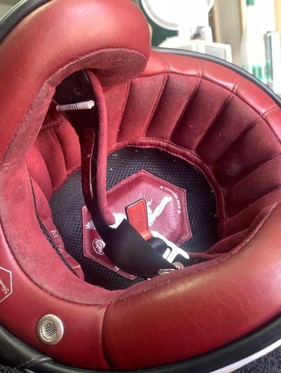 À l'intérieur d'un casque de moto rouge.
