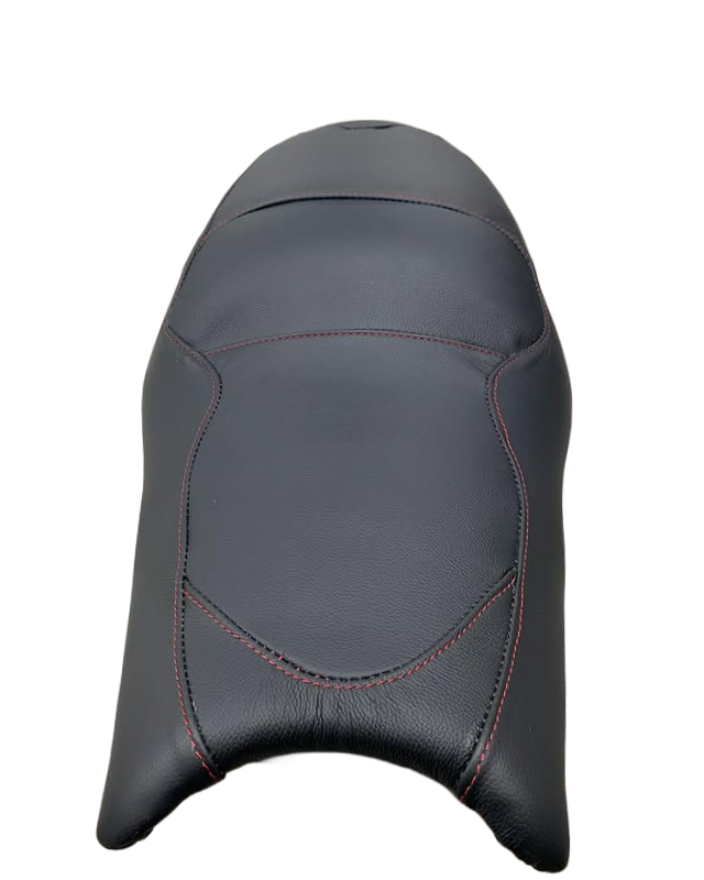 Selle de moto noire avec surpiqûres rouges et design profilé