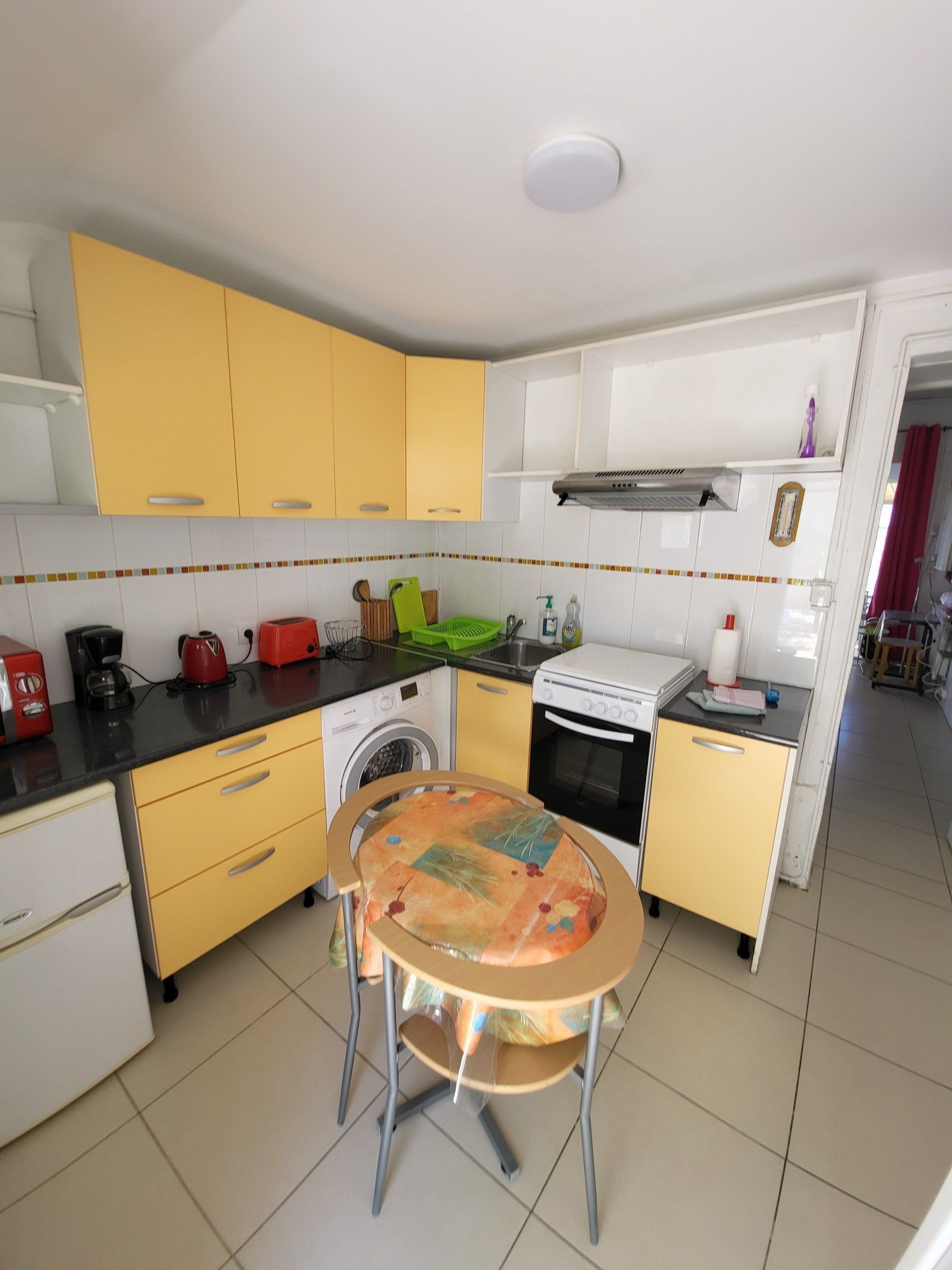 Gîte avec cuisine jaune