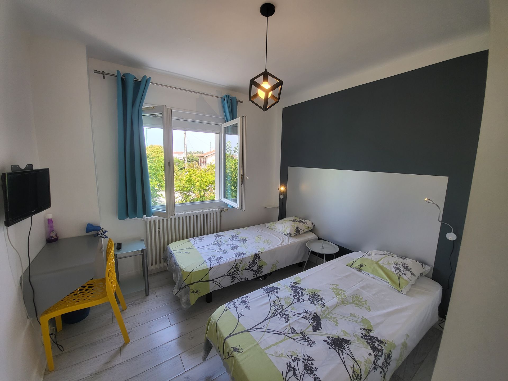 Chambre avec deux lits simples