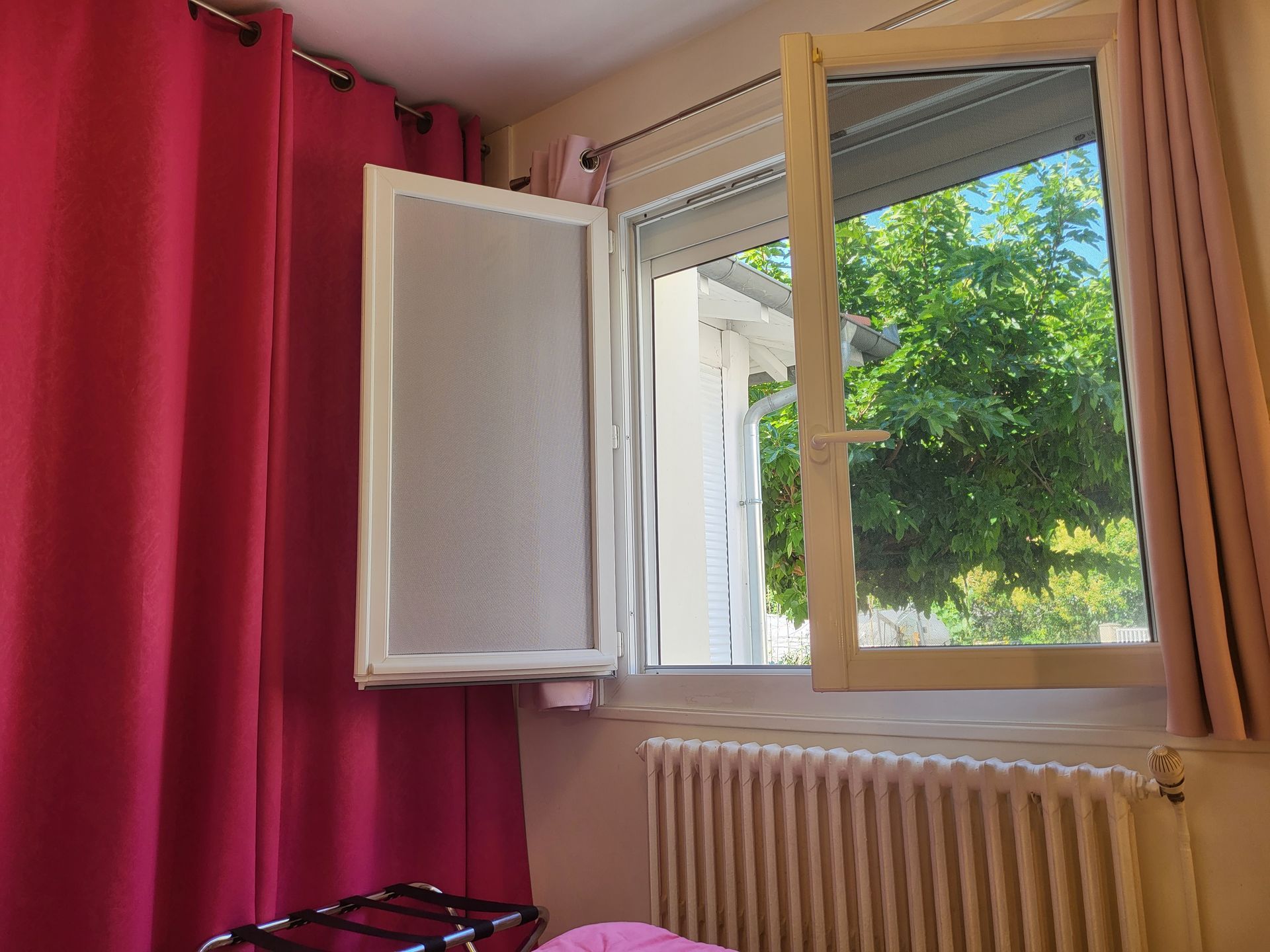 Fenêtre double vantaux dans gîte