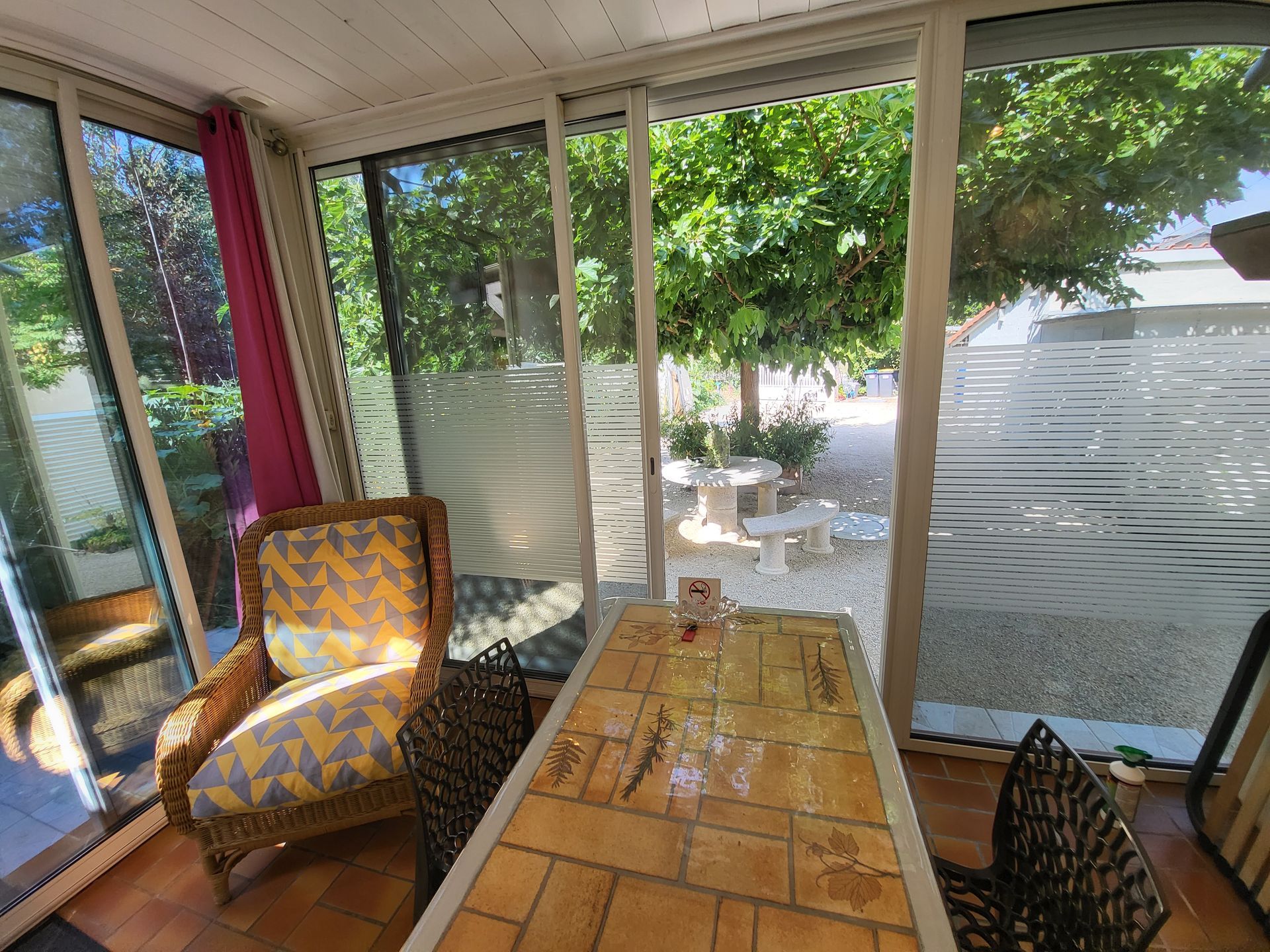 Coin repas dans une véranda