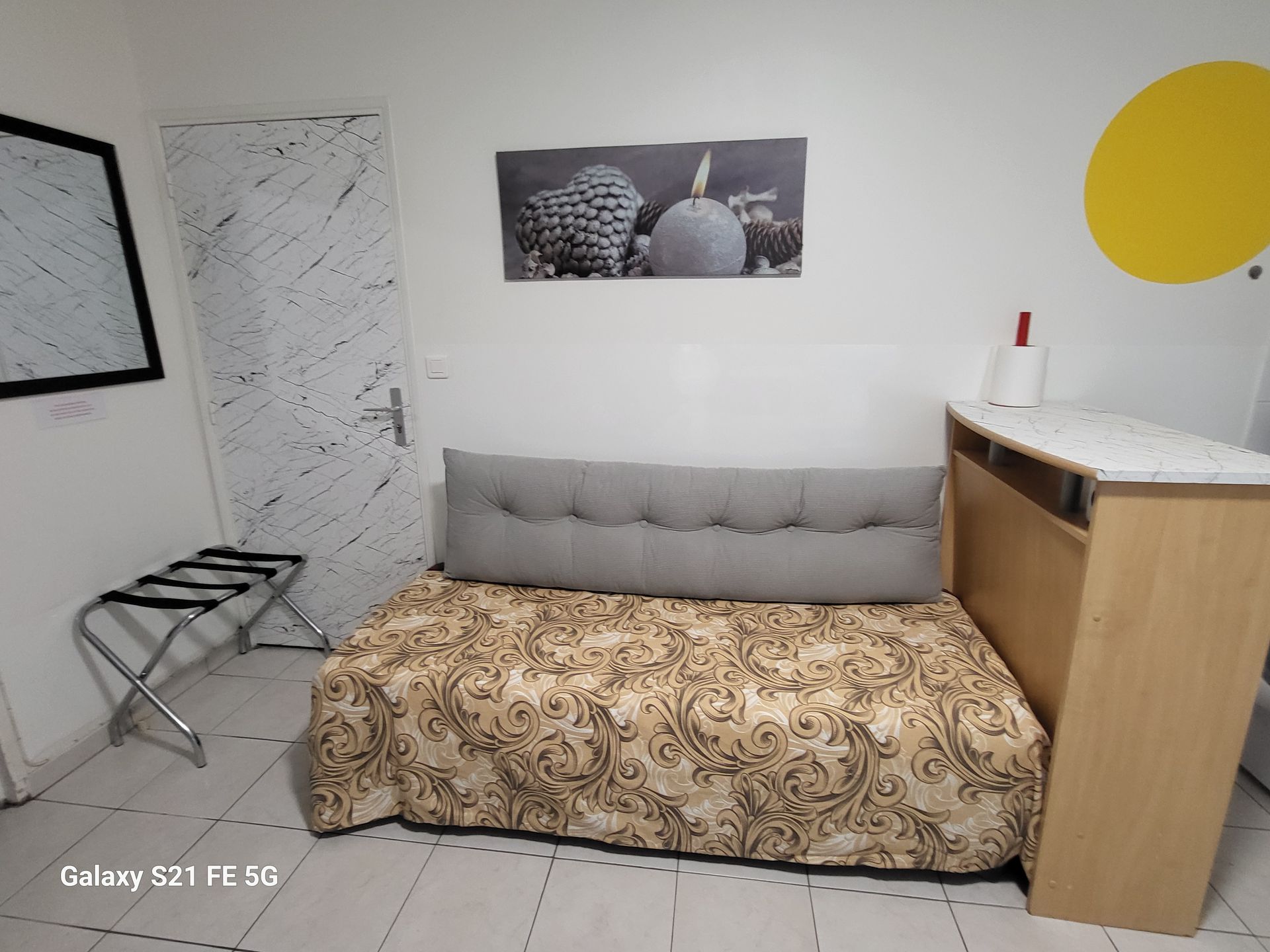 Salon avec canapé clic-clac