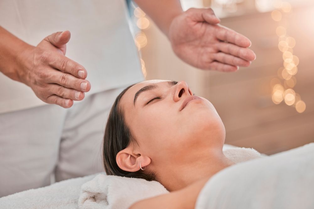 Una mujer está recibiendo un masaje curativo en un spa.