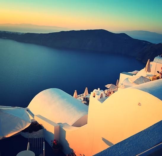 Ein Blick auf ein Gewässer mit Bergen im Hintergrund