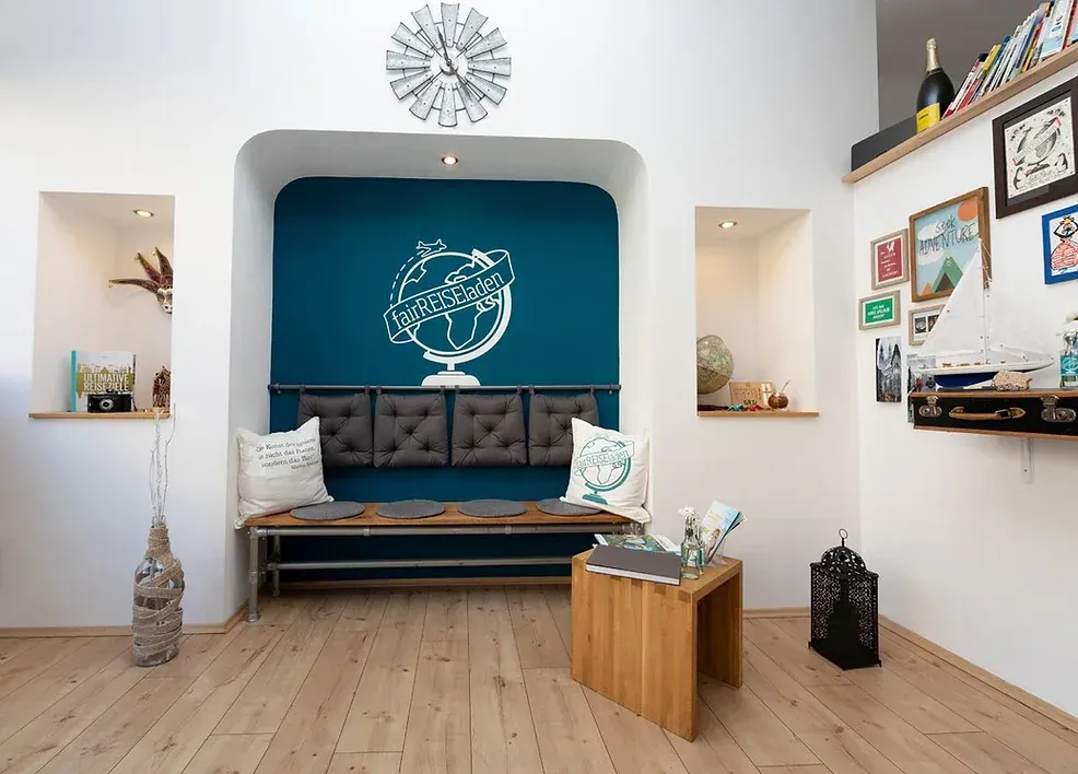Ein Wohnzimmer mit einer Bank und einer Uhr an der Wand.