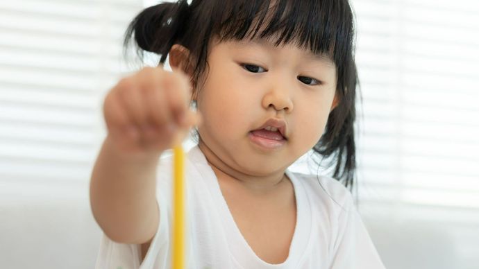 Un enfant prenant un crayon