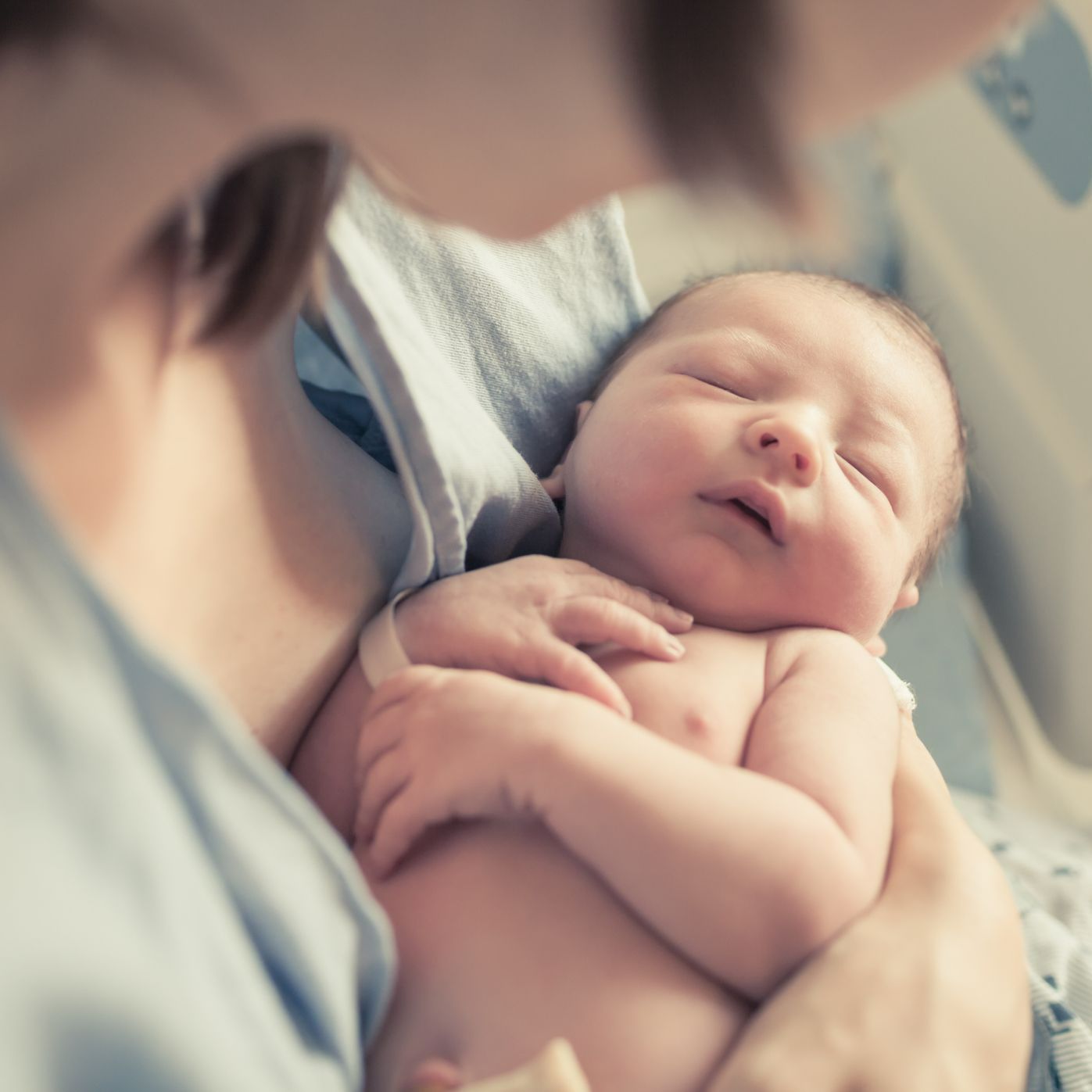Un nourrisson dans les bras de sa maman