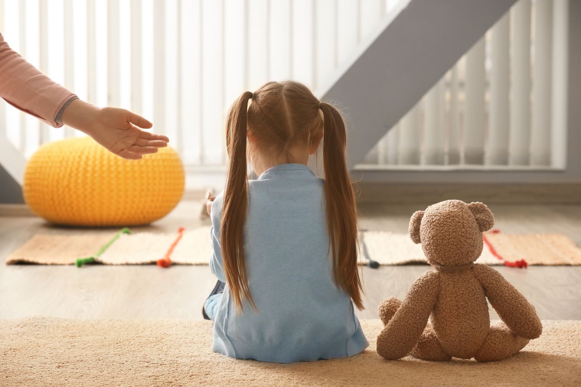 Un enfant à côté de sa peluche