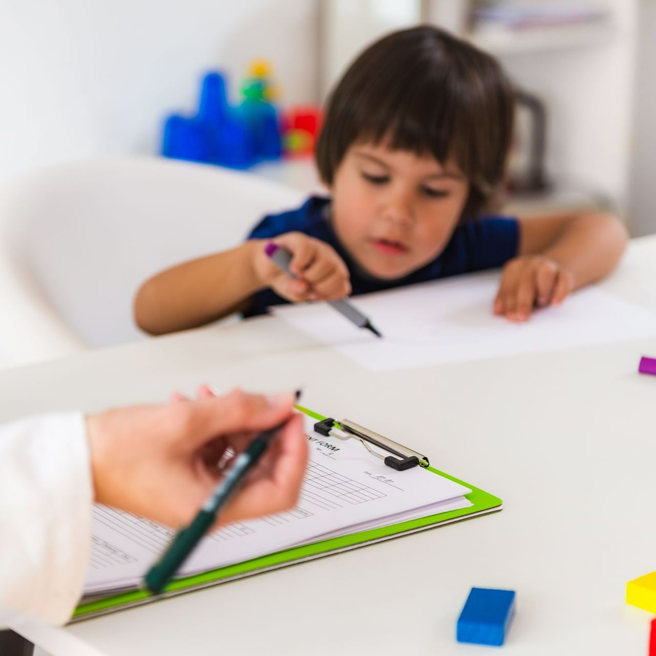 Un enfant écrivant sur une feuille