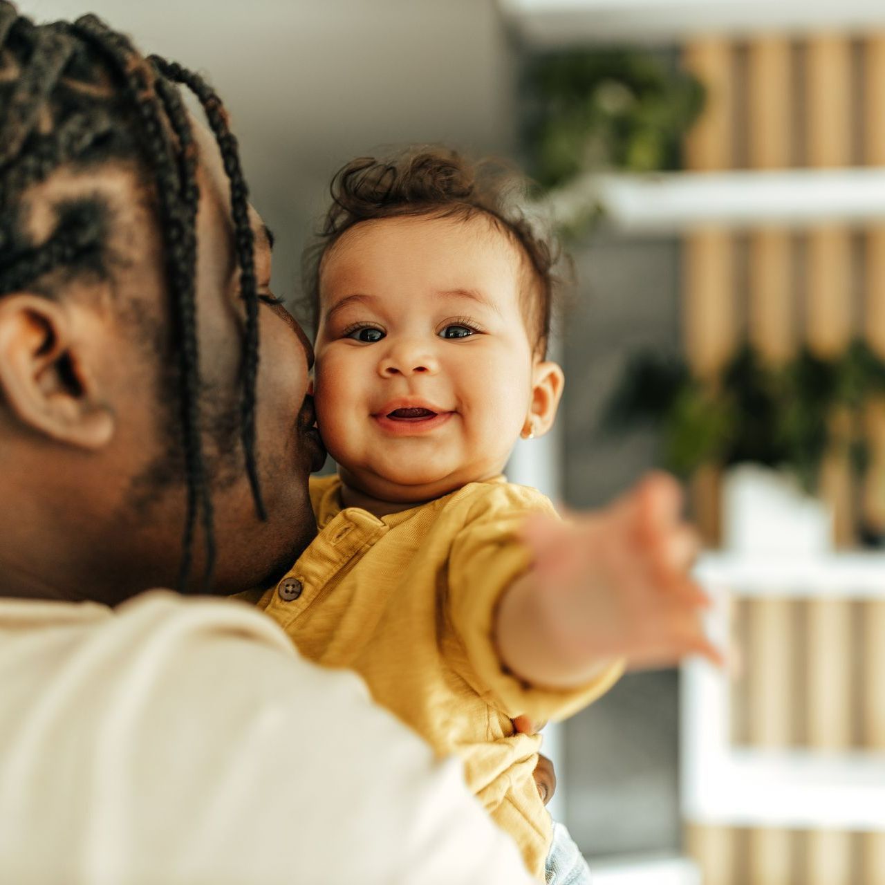 Un bébé dans les bras de son père