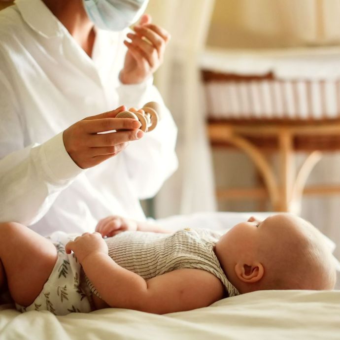 Un bébé sur le dos
