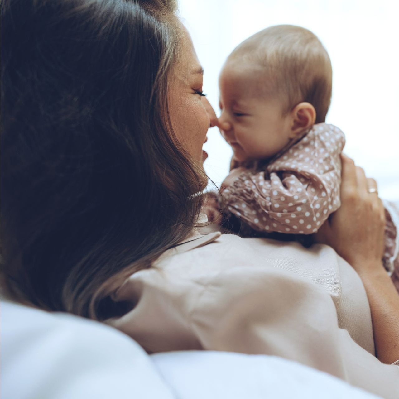 Un bébé sur sa maman