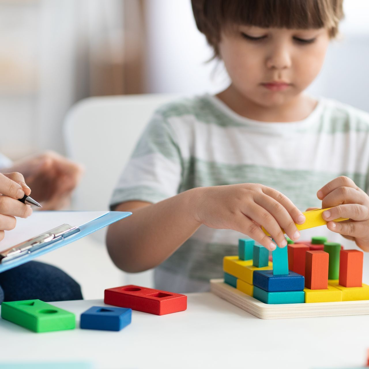 Un enfant empilant des cubes