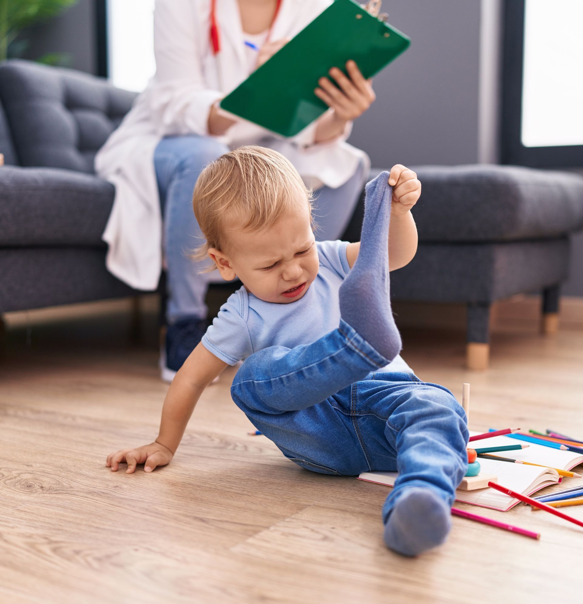 Un enfant enlevant sa chaussette