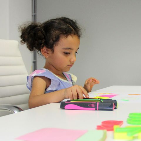 Un enfant dessinant