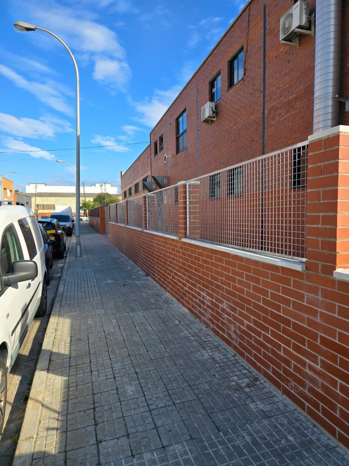 Icono de marcador de posición gris claro con un sol y montañas sobre fondo blanco