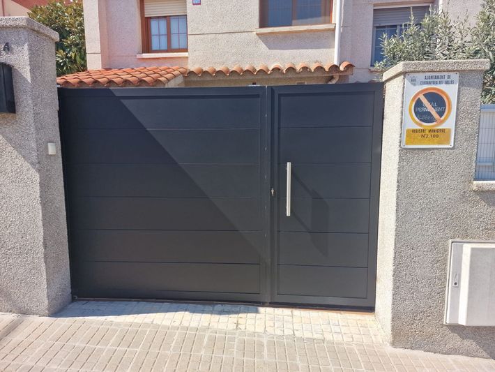 Icono de marcador de posición gris claro con un sol y montañas sobre fondo blanco
