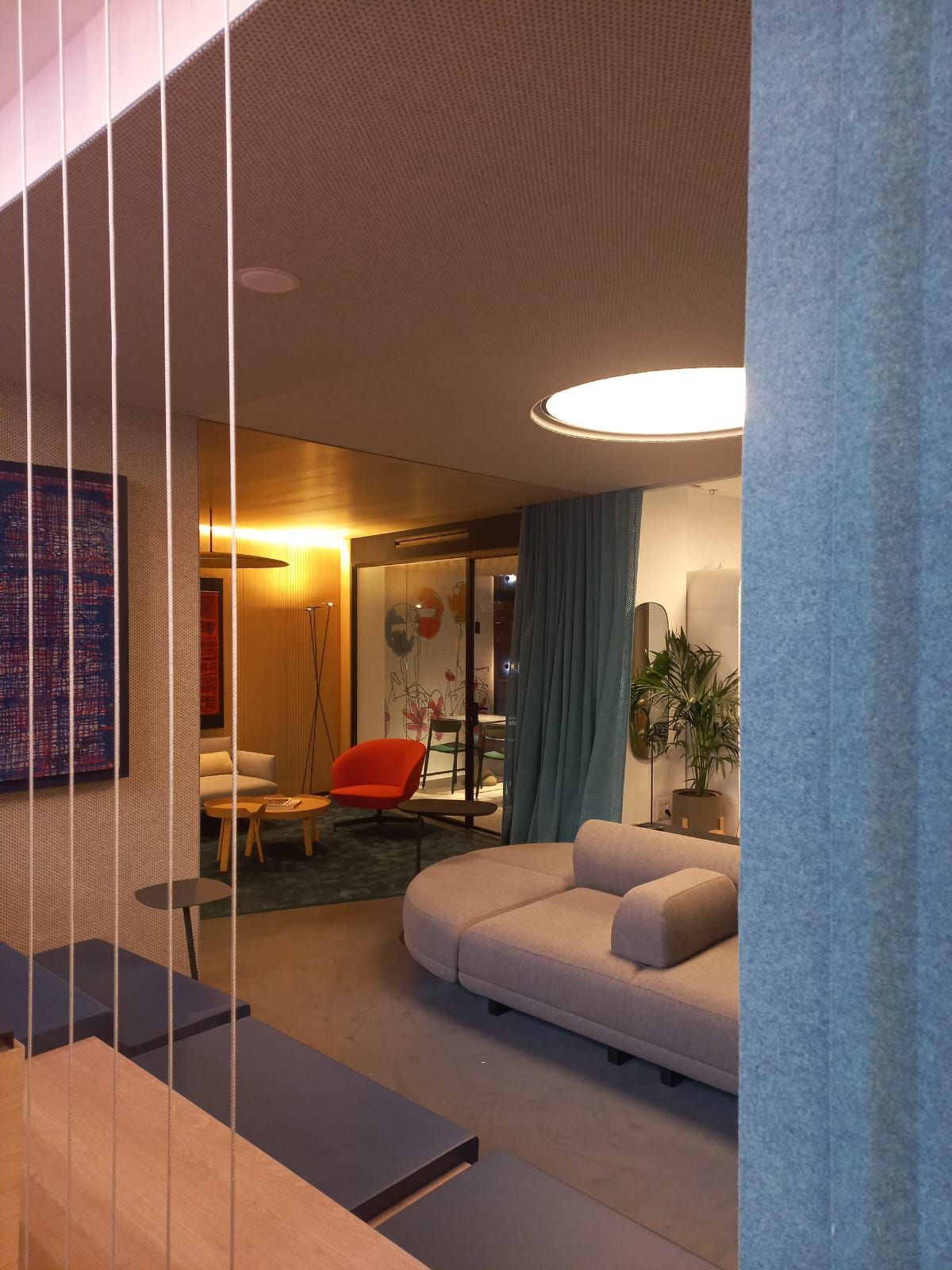 Una sala de estar con un sofá y una silla roja.