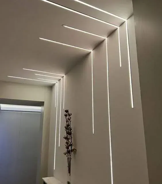 Un pasillo con muchas luces en las paredes y el techo.