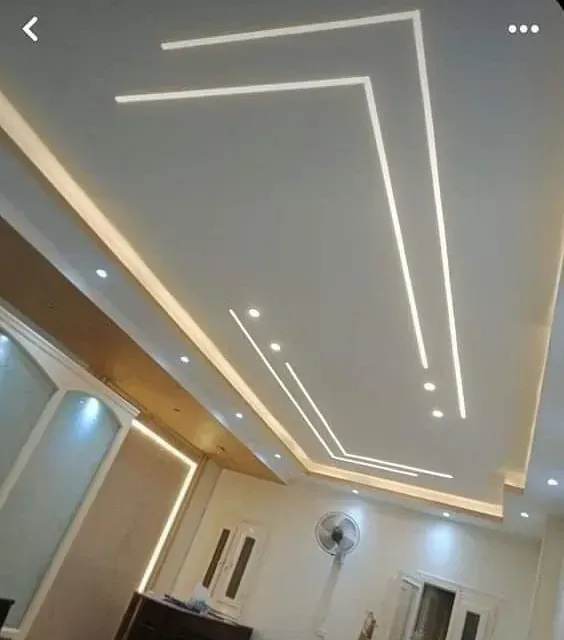 Una sala de estar con un techo que tiene muchas luces.