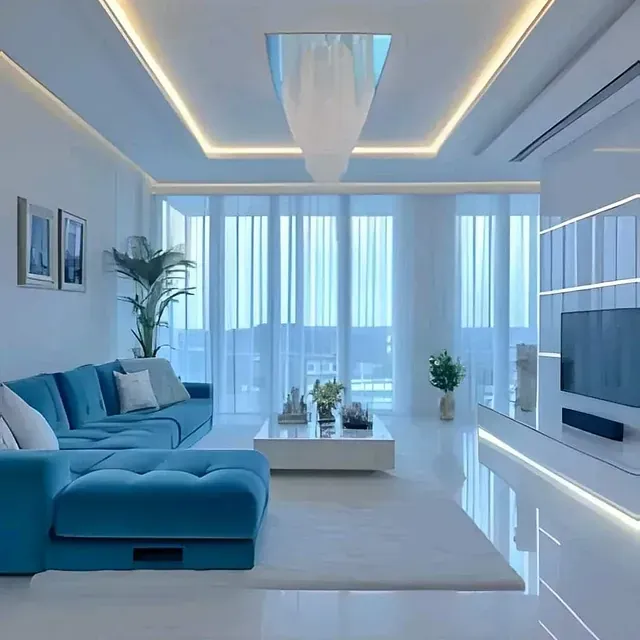 Una sala de estar con un sofá azul y un televisor de pantalla plana.