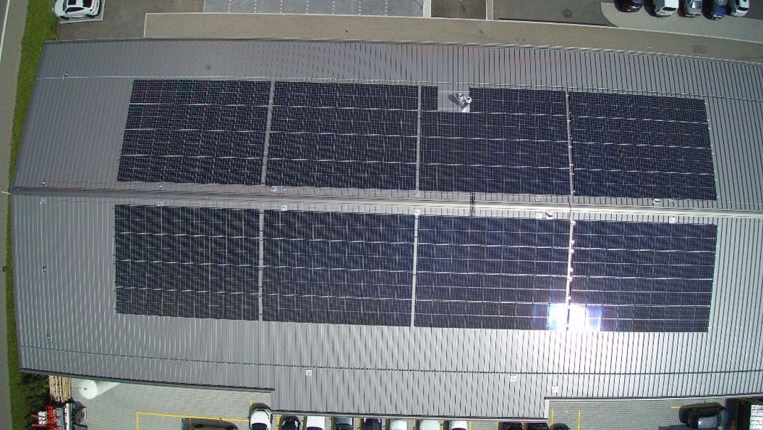 Solaranlagen auf einem Dach, Elektro Odermatt AG