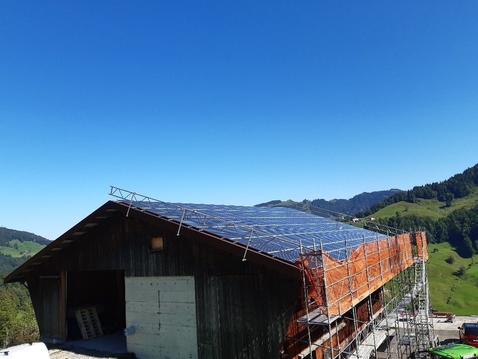 Solaranlagen auf einem Dach, Elektro Odermatt AG