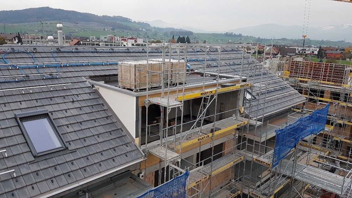 Elektroinstallation wird auf einem Dach gebaut, Elektro Odermatt AG