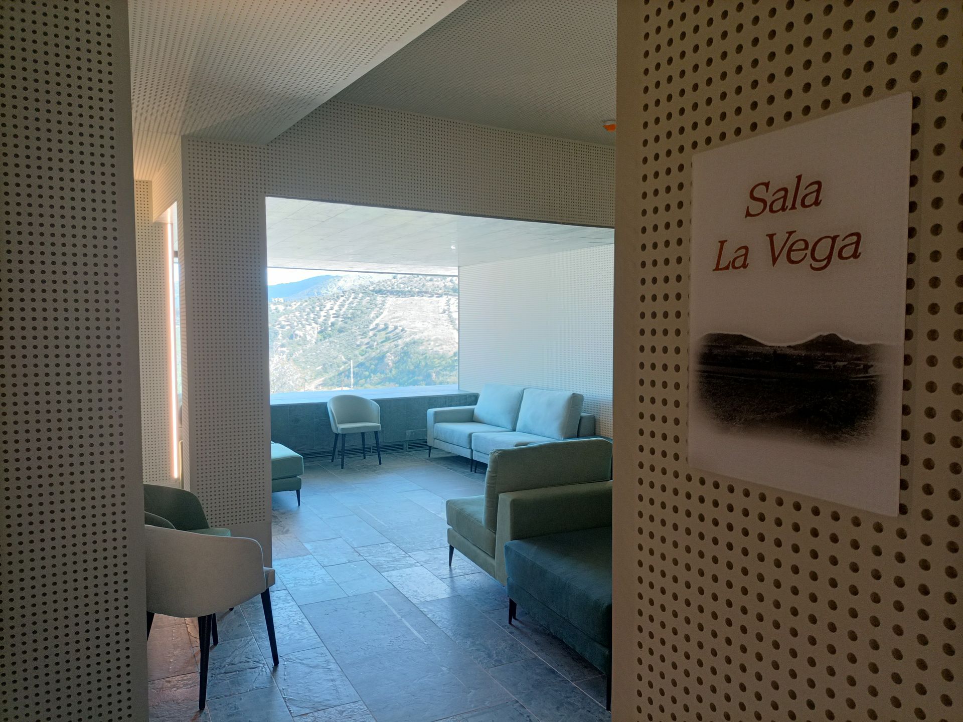 Una habitación con un cartel que dice sala la vega