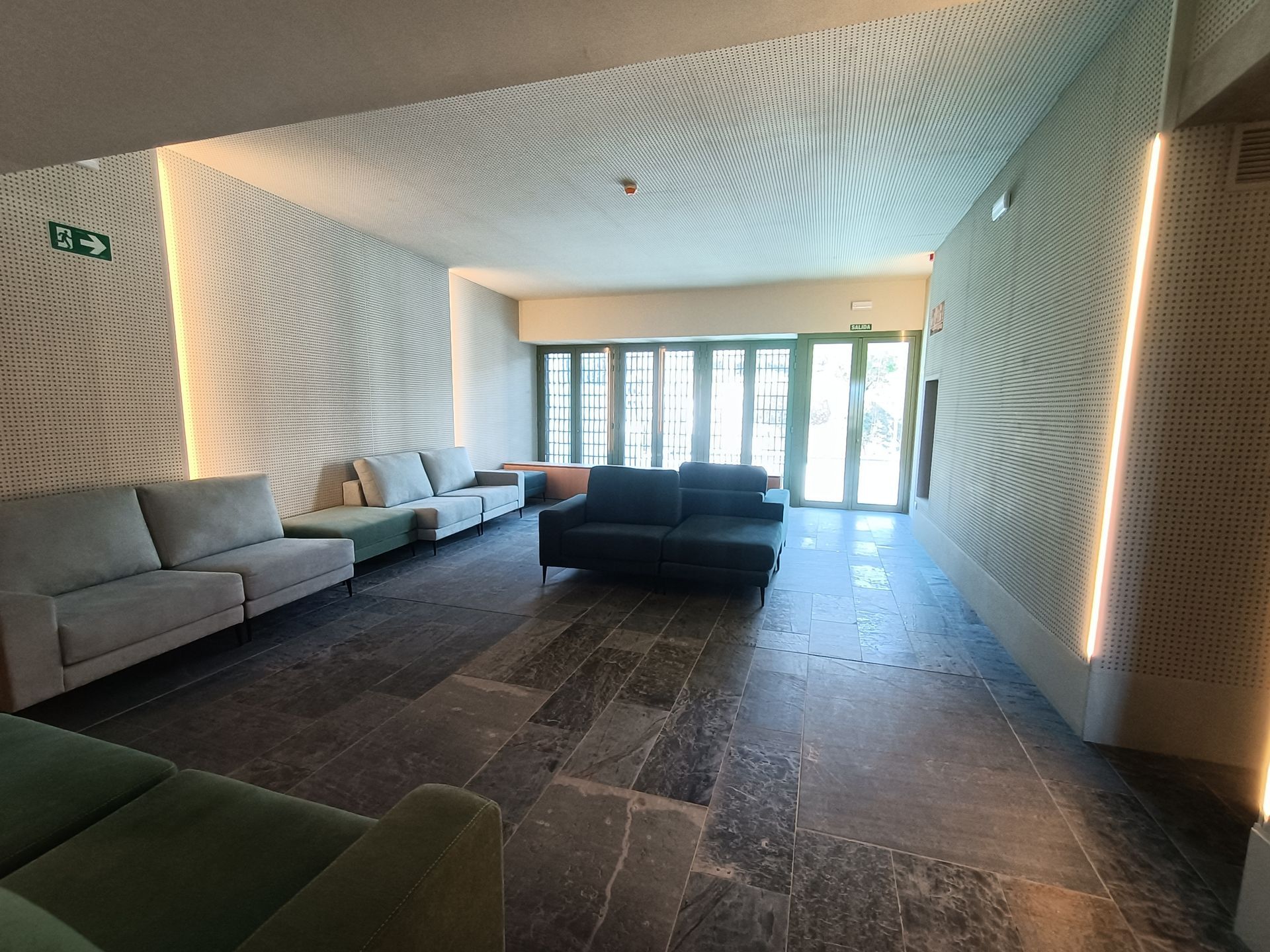 Una sala de estar con muchos muebles y una gran ventana.