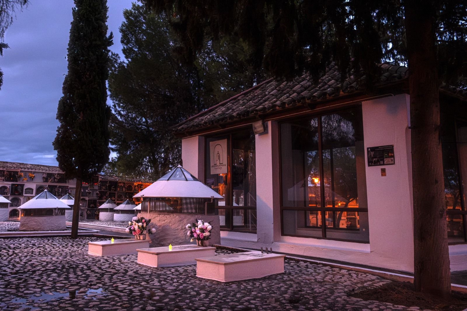 Un edificio con un cartel que dice 'a' en él