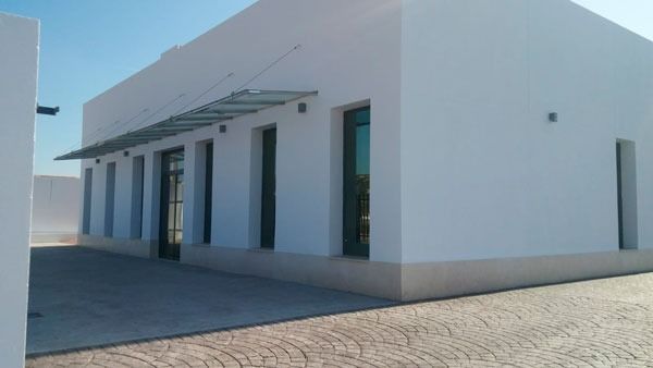 Un edificio blanco con un dosel encima.