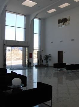 Una habitación grande con muchas ventanas y sillas.