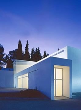 Un edificio blanco con un cielo azul al fondo.