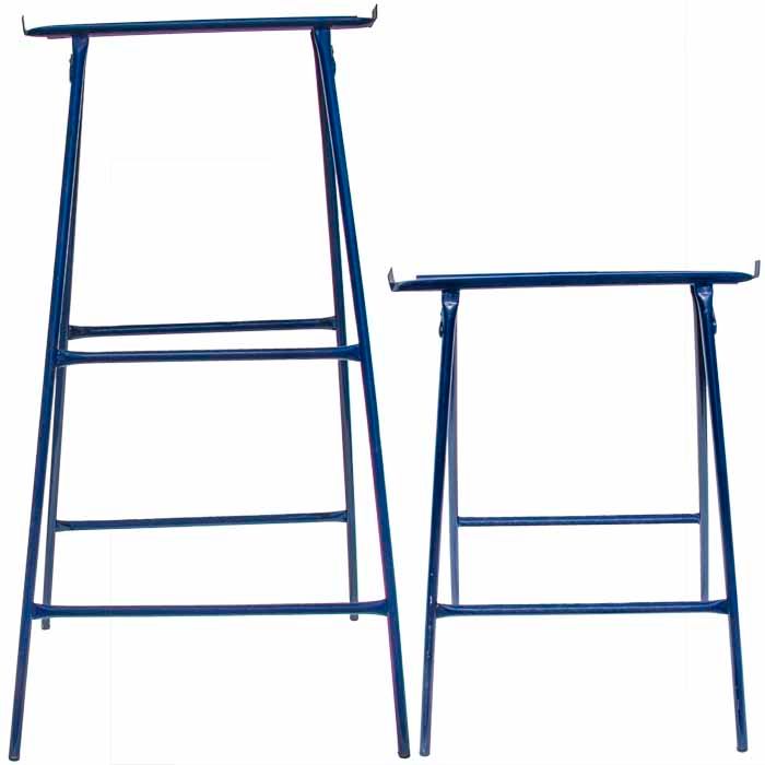 Dos expositores metálicos de color azul, uno alto y otro bajo, sobre un fondo blanco.