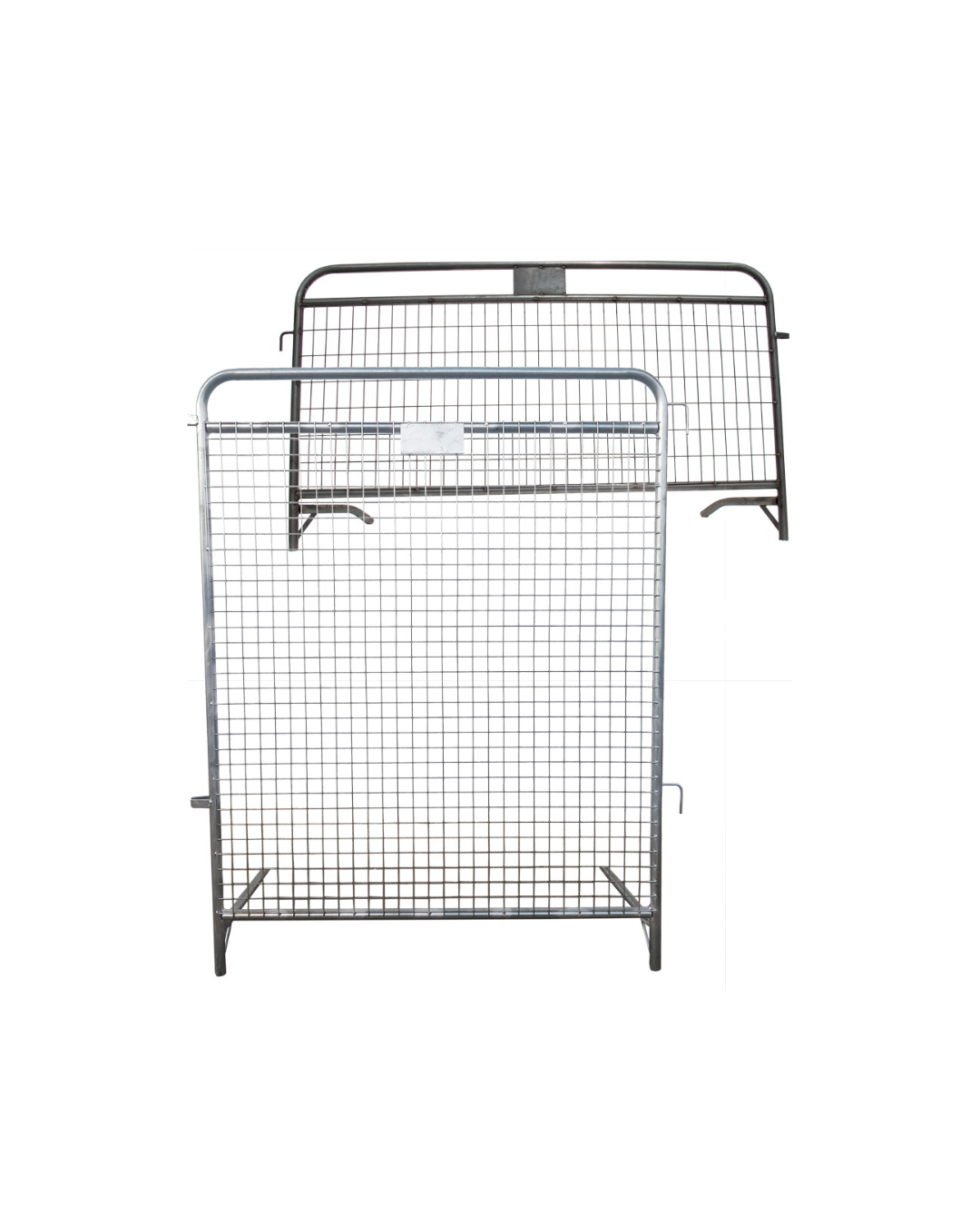 Dos barreras metálicas de control de multitudes sobre fondo blanco.