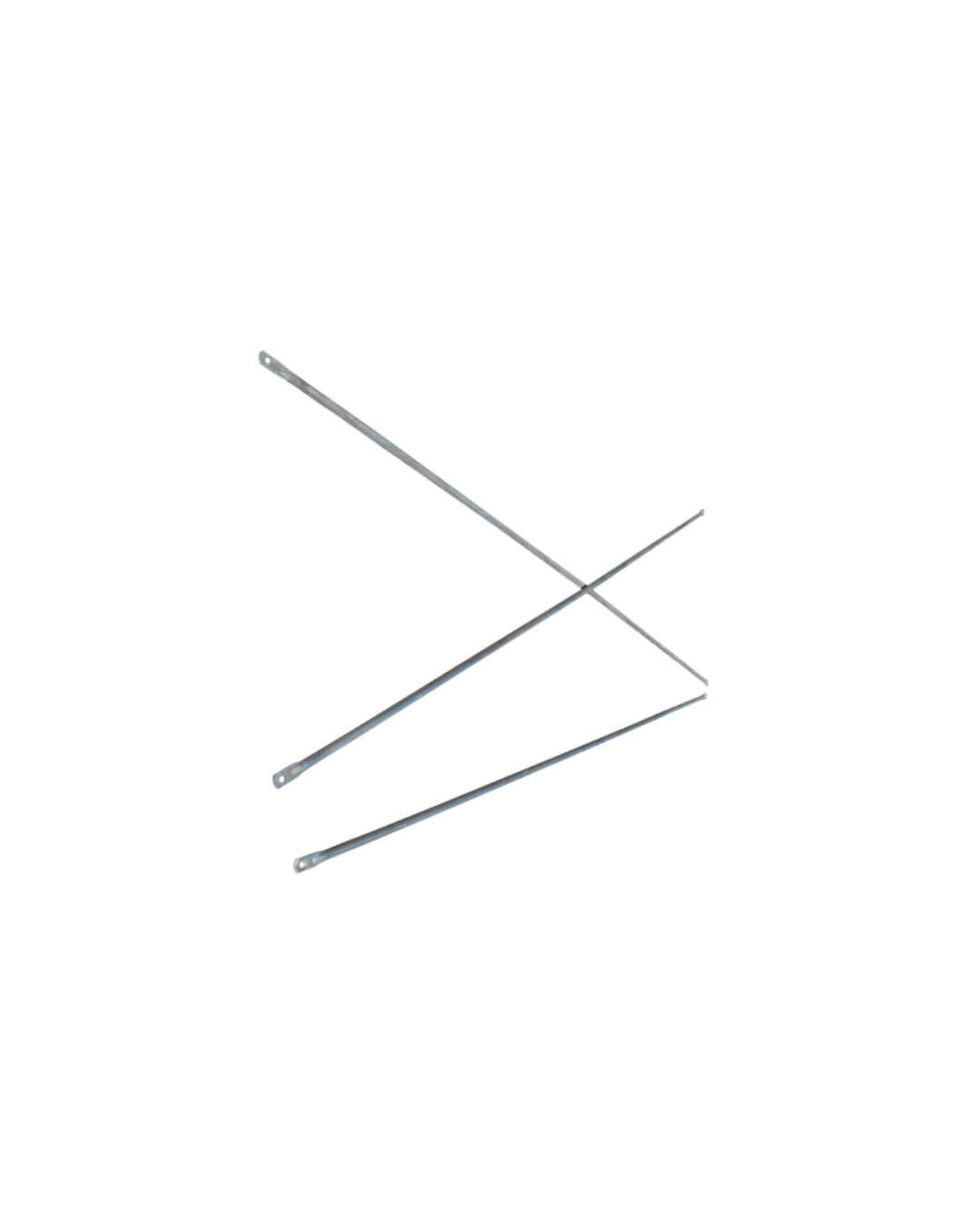 Tres agujas de coser plateadas dispuestas en diagonal sobre un fondo blanco.