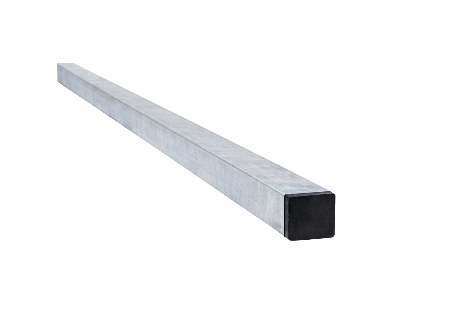 Viga cuadrada de metal plateado con tapa final de color negro, sobre fondo blanco.
