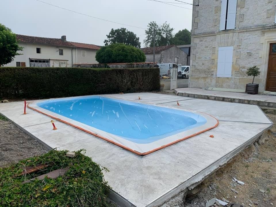 La préparation du sol d'une terrasse de piscine