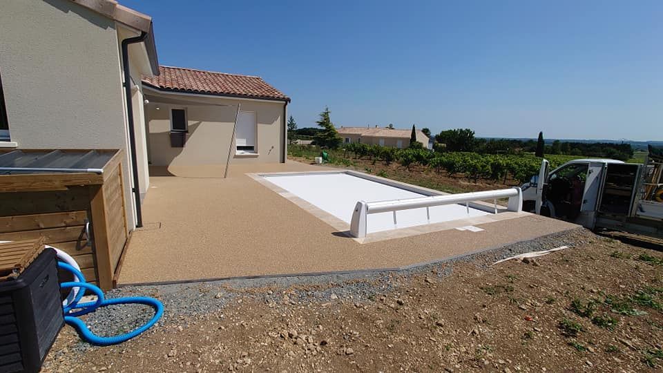 Une plage de piscine en revêtement drainant