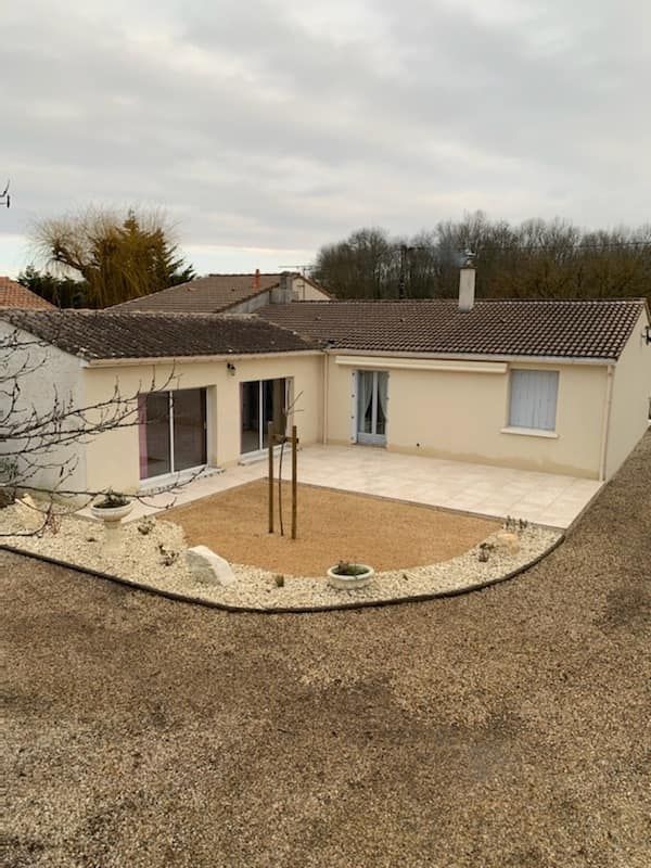 Une vue d'ensemble d'une maison avec une terrasse de dalles